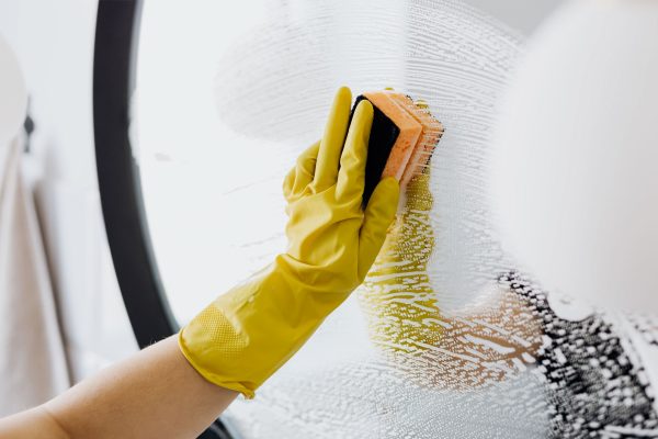 Nettoyage à domicile à Paris : Découvrez les tâches possibles et les aides disponibles