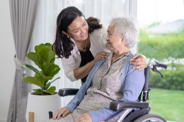Prix d'une aide à domicile pour personne âgée : ce qu'il faut savoir pour 2024