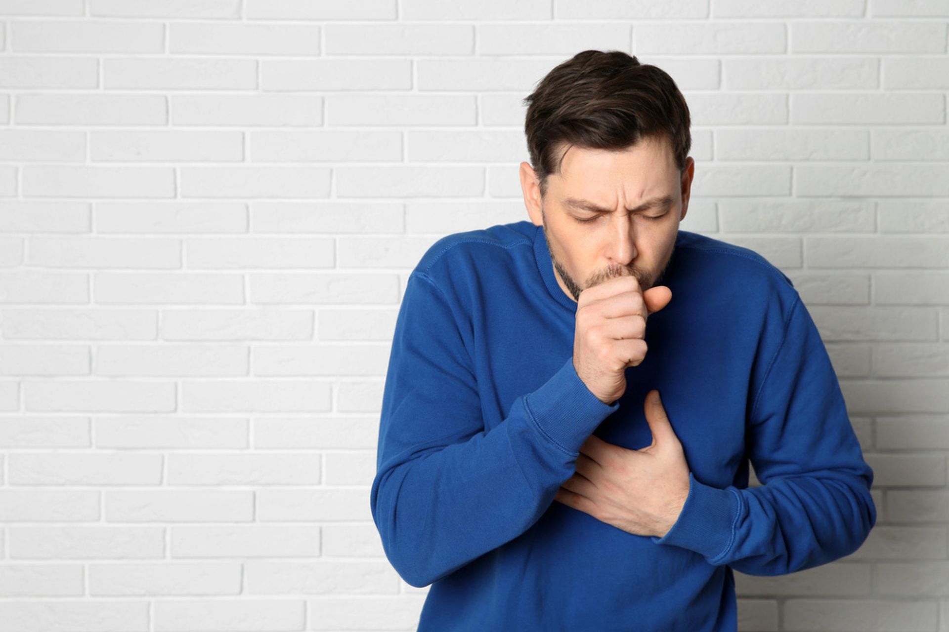 homme qui tousse a cause des allergies